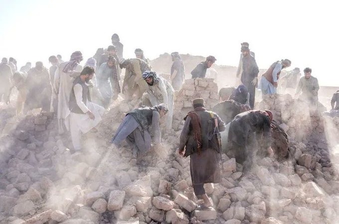Afganistan’da deprem: En az 250 ölü