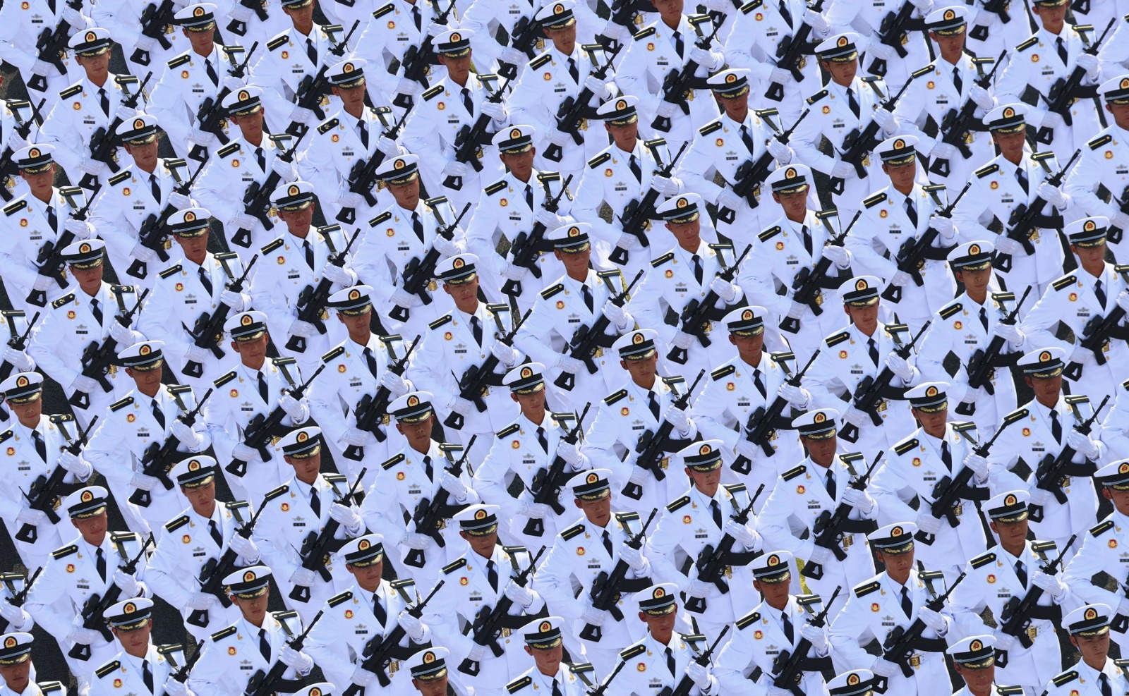 Çin’de gövde gösterisi: Modern silahlar ilk kez sergilendi