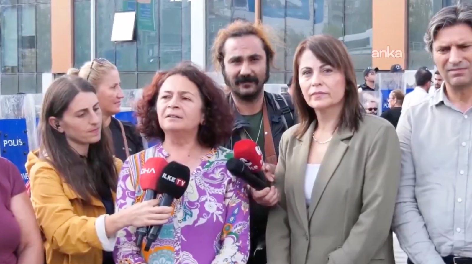 DEM Parti heyeti CHP İstanbul il binası önünde