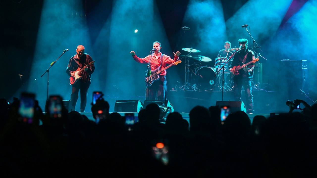‘Adamlar’ grubu, faaliyetlerine ara verdiğini duyurdu: Konserler iptal edildi