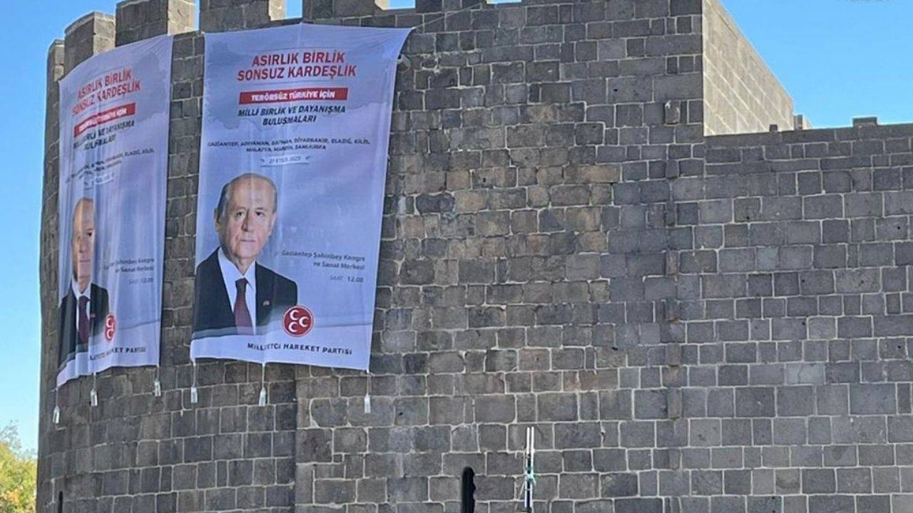 Diyarbakır Surları’na Devlet Bahçeli posterleri asıldı