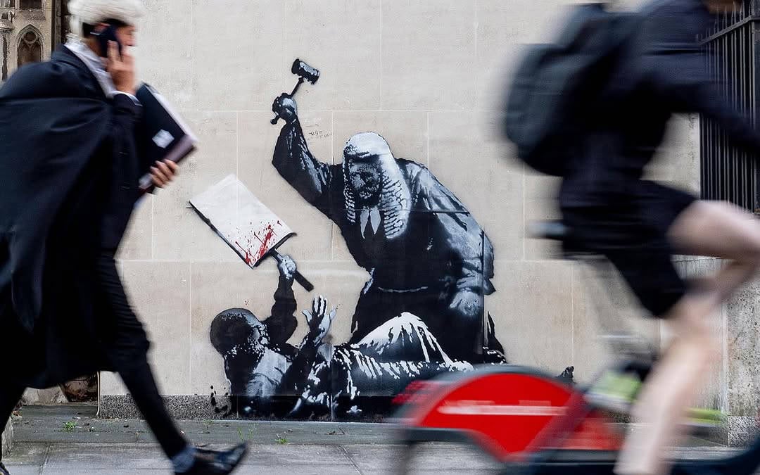Banksy Londra’da mahkeme duvarına yeni mural: Kısa sürede levhalarla örtüldü