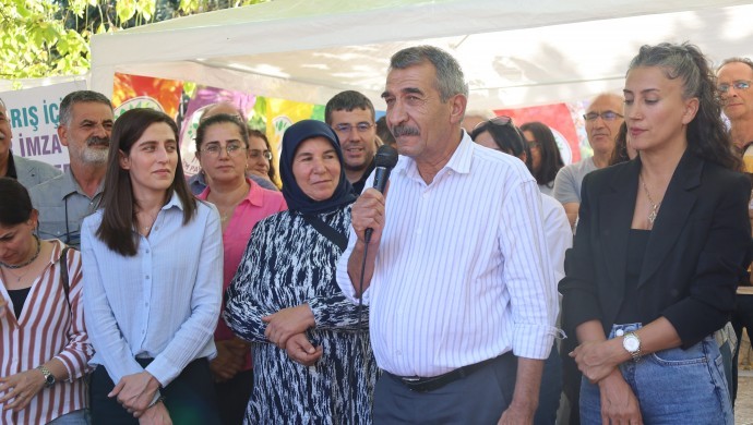 Yerlerine kayyım atanan belediye eşbaşkanları ‘barış için imza standını’ ziyaret etti