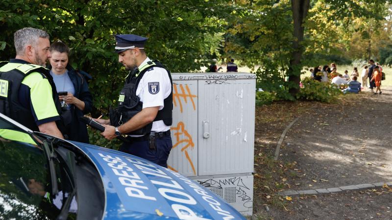 Berlin’de araç kalabalığa daldı: Yaralılar var