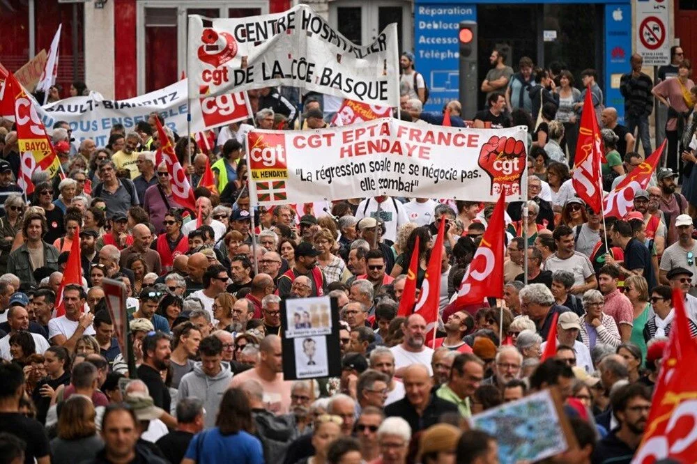 Fransa’da ‘kemer sıkma’ politikalarına karşı protestolar: Hayat durdu