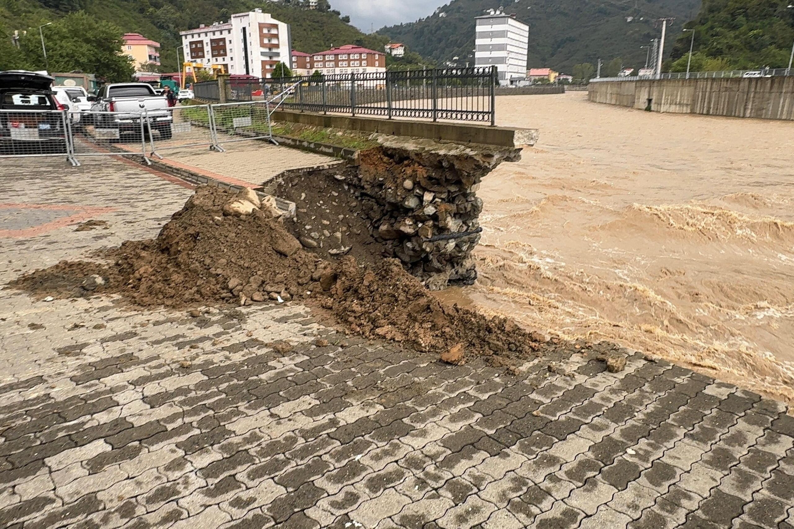 Sağanak nedeniyle mahsur kalan 19 kişi kurtarıldı