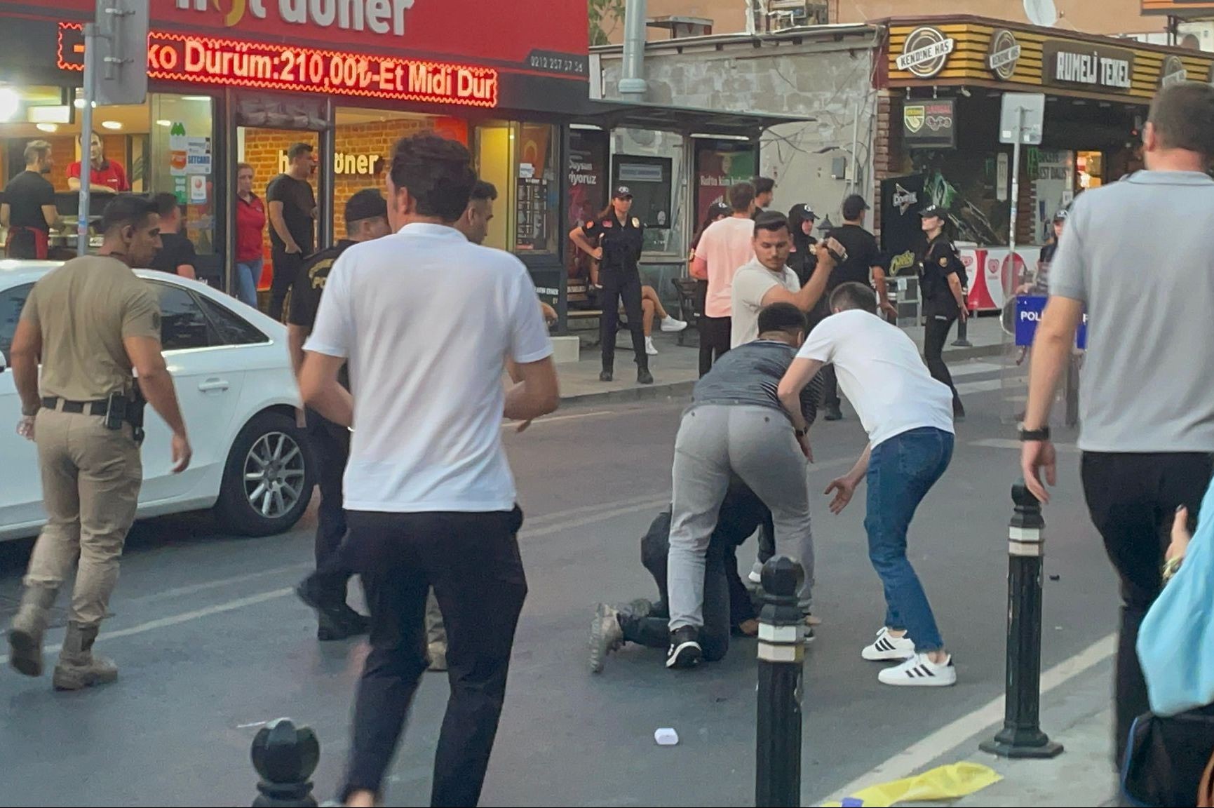 Boğaziçi’nde kadın cinayeti protestosuna polis müdahalesi: Öğrenciler gözaltına alındı