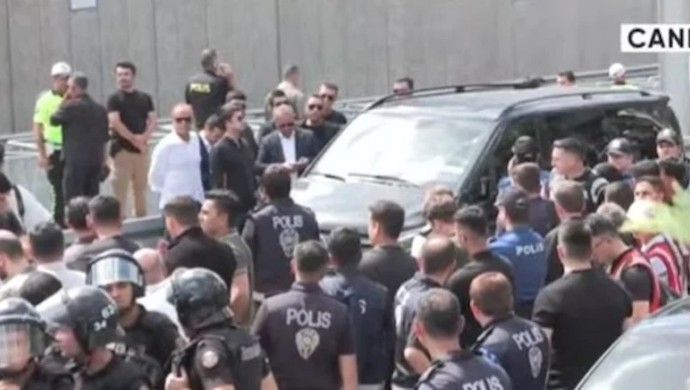 Kayyım Gürsel Tekin, CHP İstanbul İl Başkanlığı önünde: Bu baba ocağı Özgür Çelik’e de yeter bana da