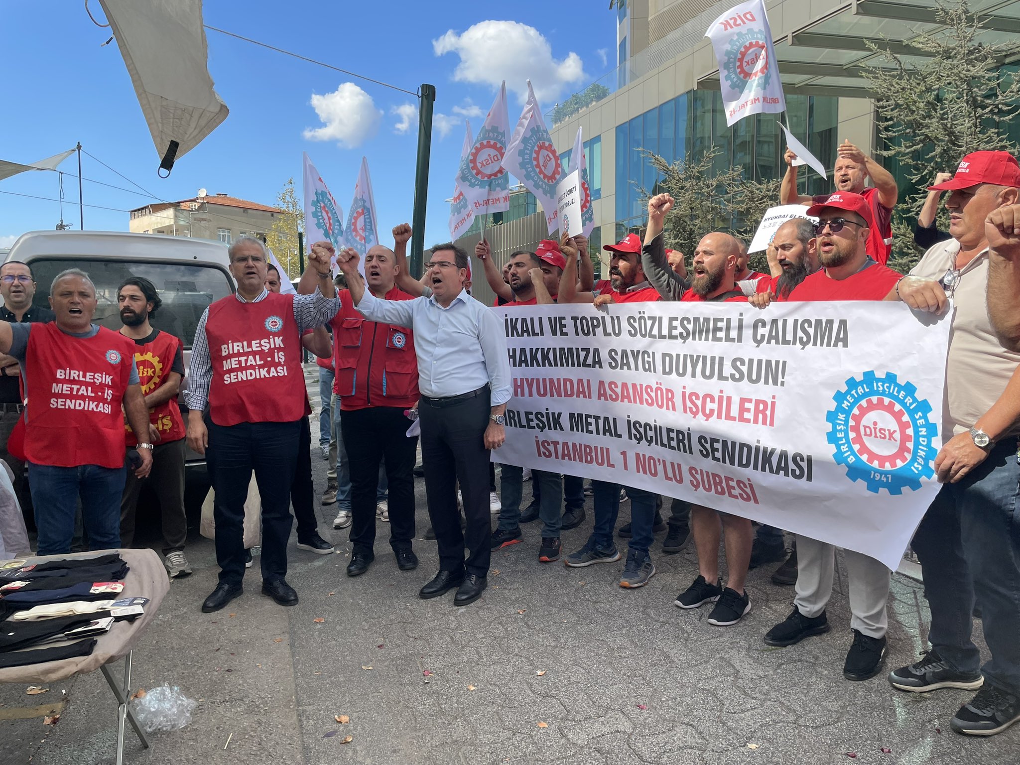 Hyundai Elevator işçilerinden şirket önünde protesto: Sefalet zammını kabul etmeyeceğiz