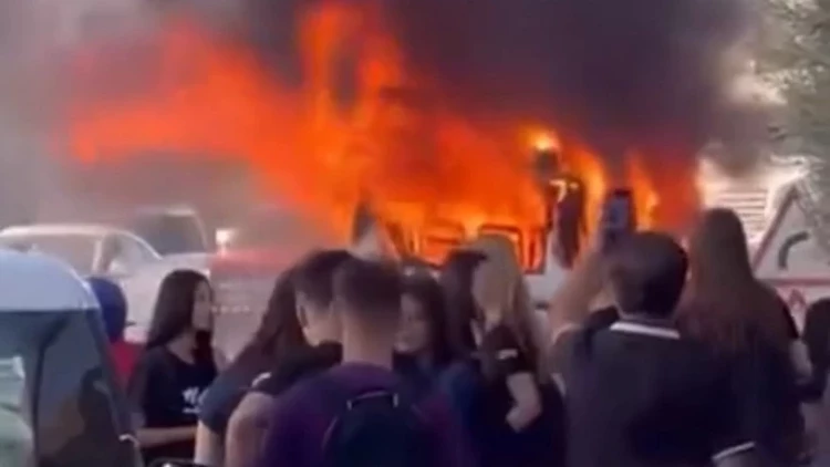 Mersin’de öğrenci taşıyan servis yandı