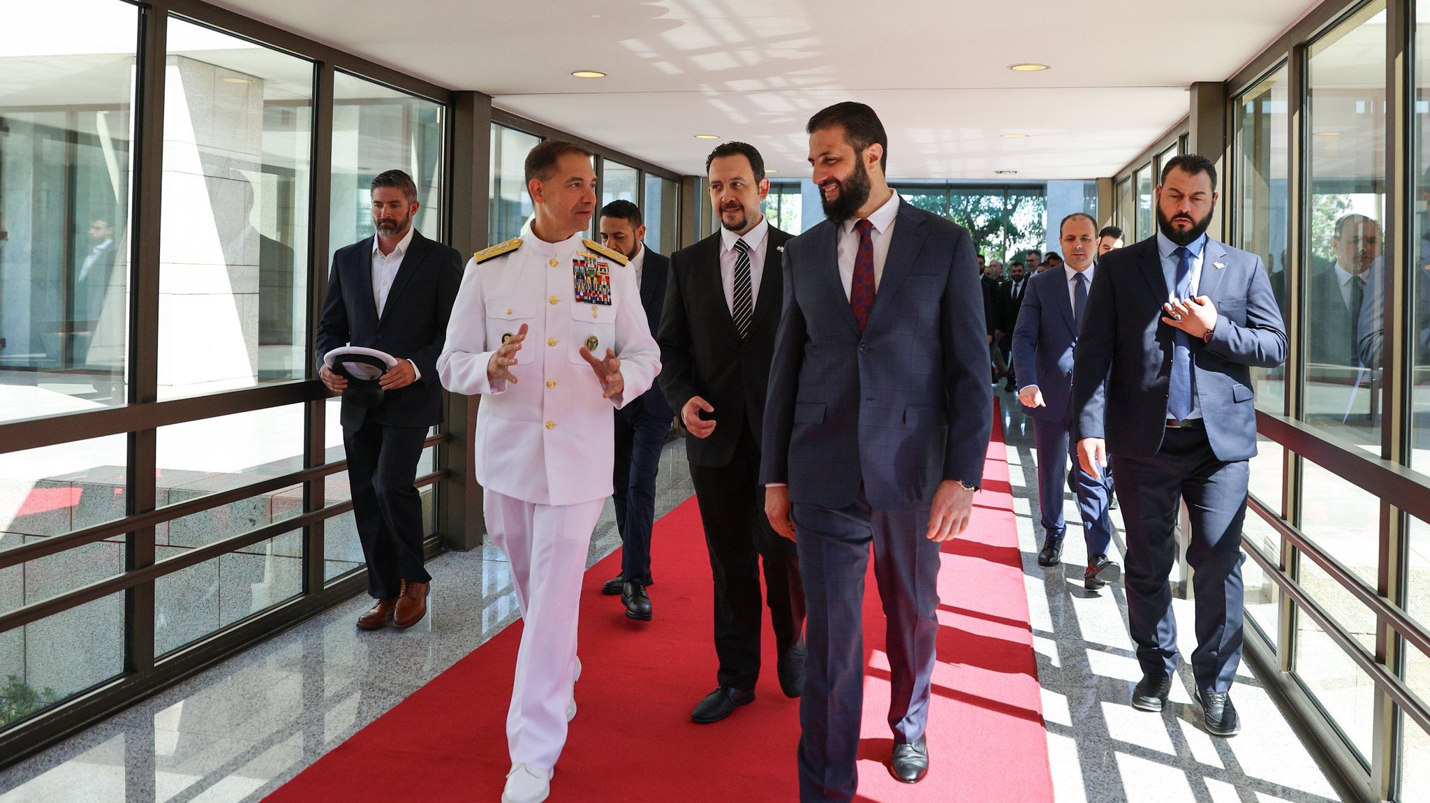 Ahmed Şara CENTCOM Komutanı Brad Cooper ile bir araya geldi