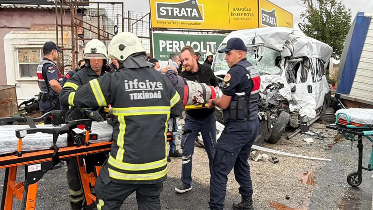 İşçi servisi ile kamyon çarpıştı: 3 kişi hayatını kaybetti, 9 yaralı
