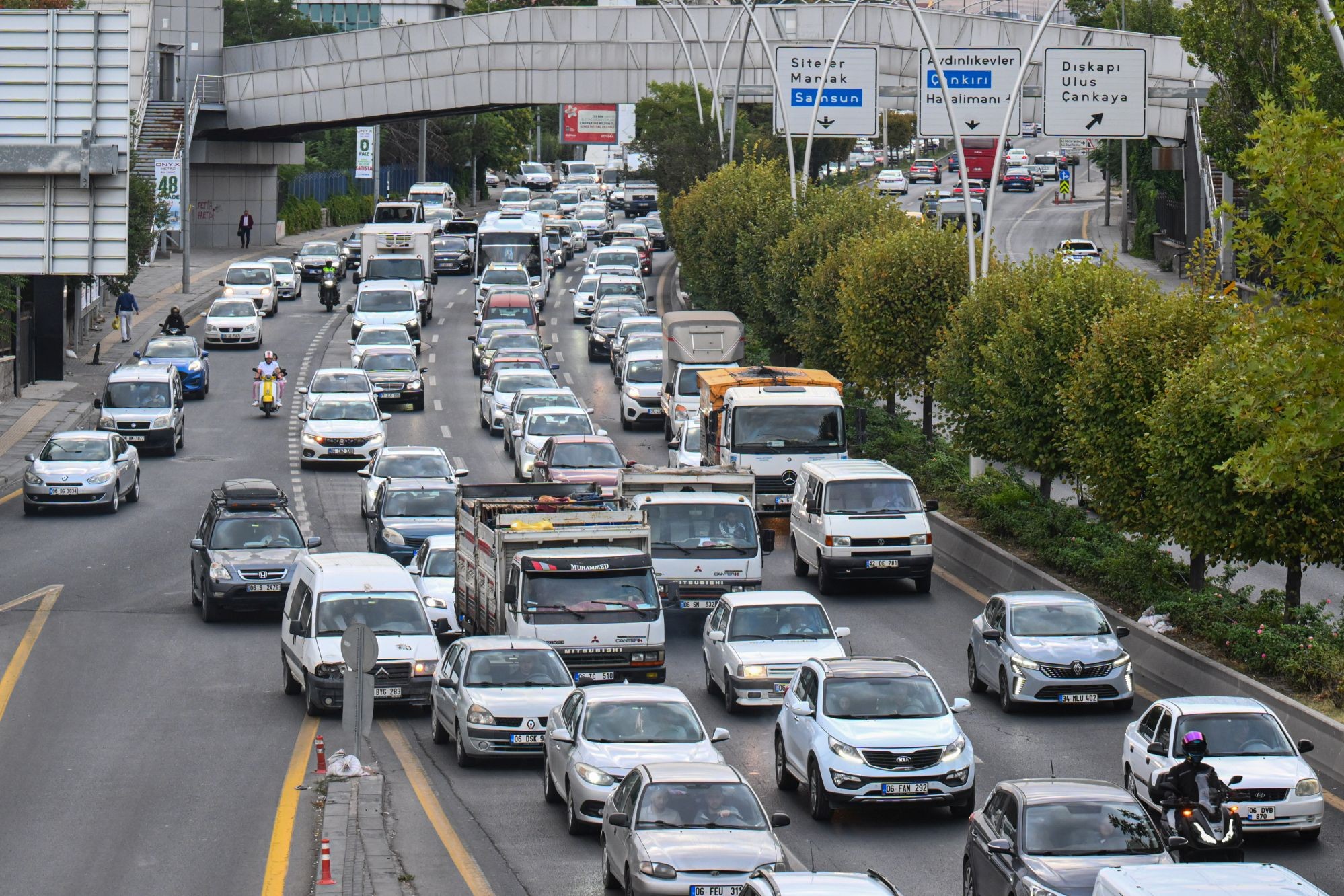 İstanbul’da okullar açıldı, trafik kilitlendi