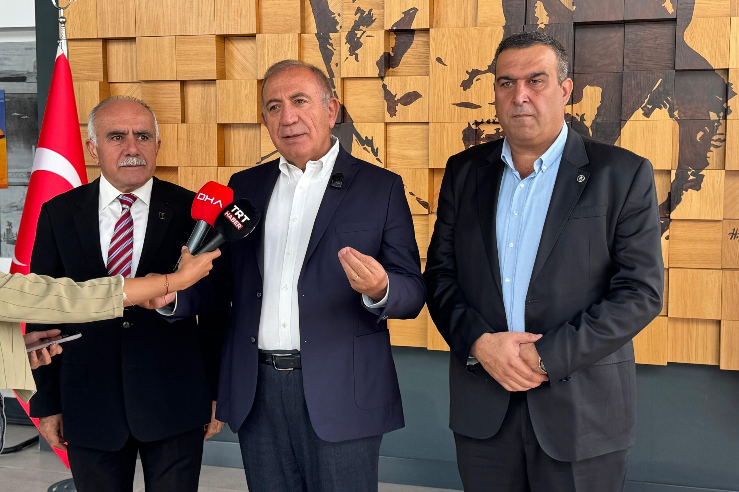 Gürsel Tekin ve Barış Yarkadaş dahil 6 kişi CHP’den ihraç edildi
