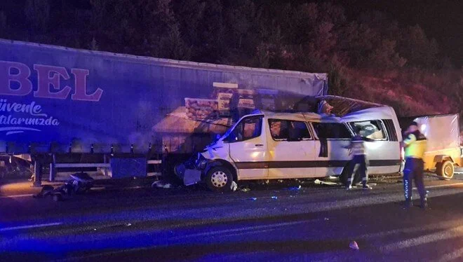 Tarım işçilerini taşıyan minibüs TIR’a çarptı: 3 ölü 16 yaralı
