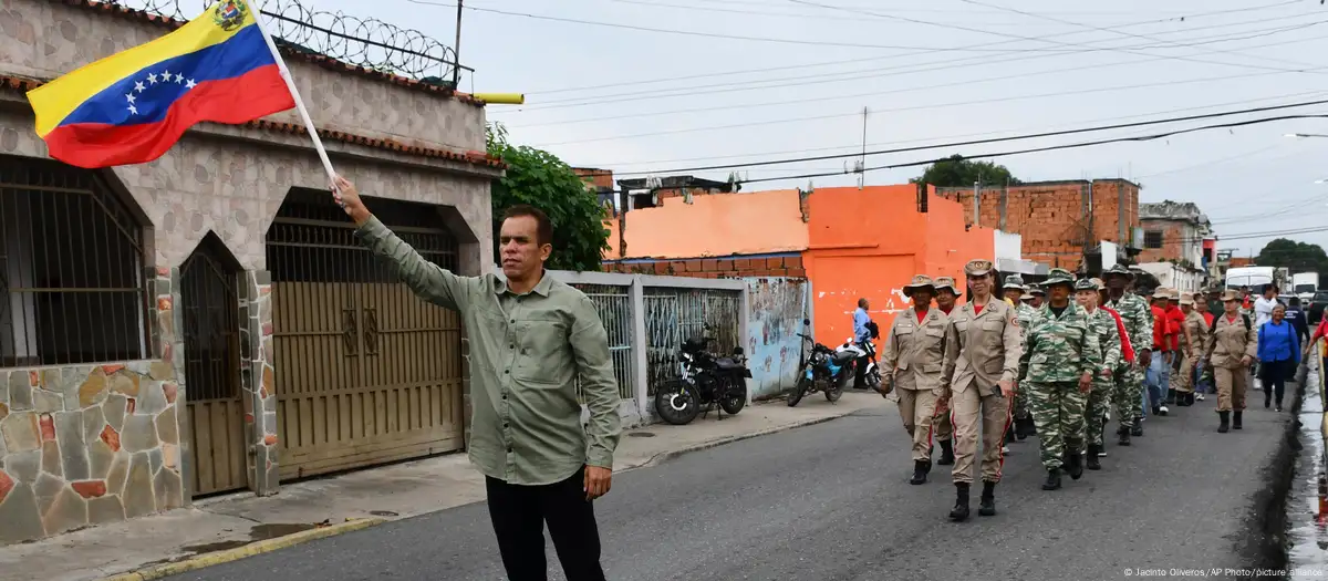 Venezuela’da sivillere askeri eğitim veriliyor