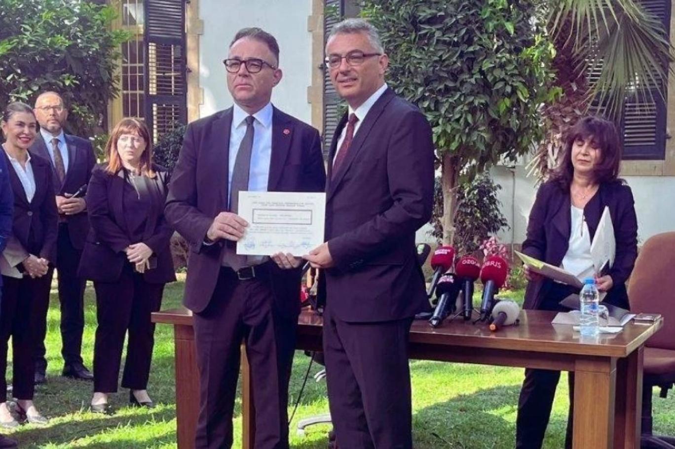 Kuzey Kıbrıs’ın yeni cumhurbaşkanı Erhürman mazbatasını aldı