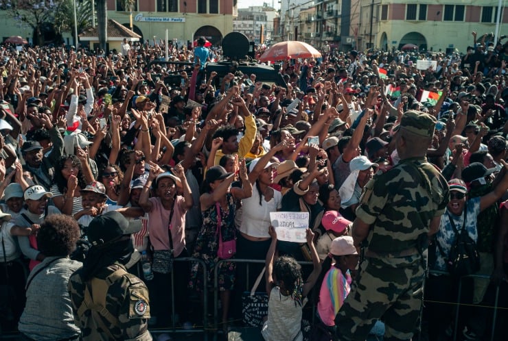 Madagaskar’da ordu yönetime el koydu