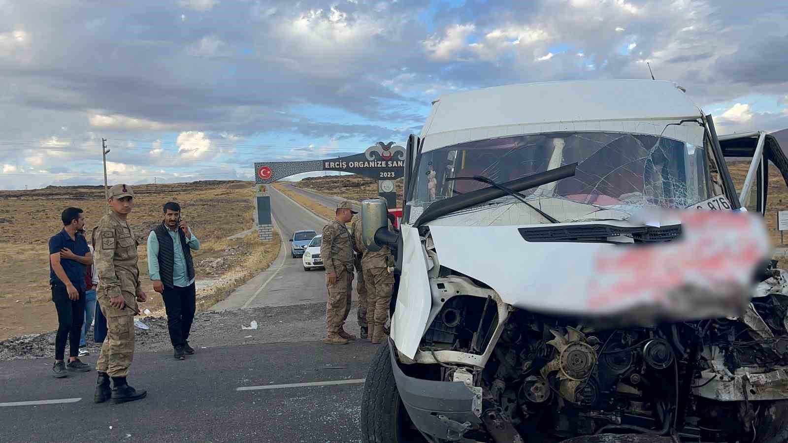 Van’da öğrenci servisi ile tır çarpıştı: 14 yaralı