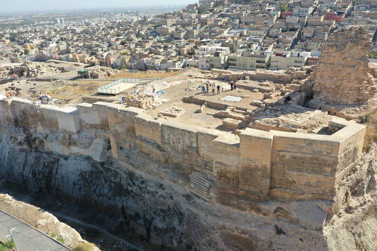 Urfa Kalesi’nde 5. yüzyıla ait yazıtlı mozaik gün yüzüne çıkarıldı