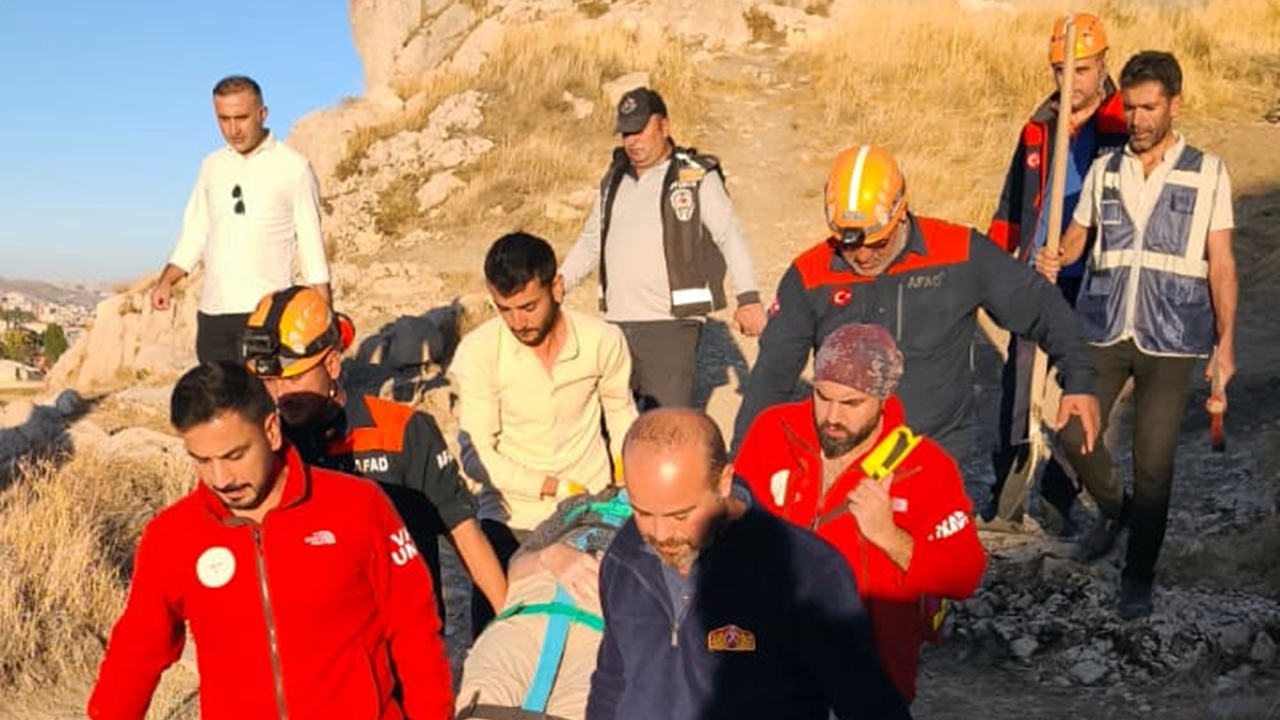 Van Kalesi’nde mağaraya düşen turist kurtarıldı