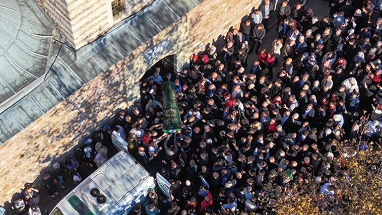 Gebze’de çöken binanın enkazında hayatını kaybeden Bilir ailesinin 4 ferdi toprağa verildi