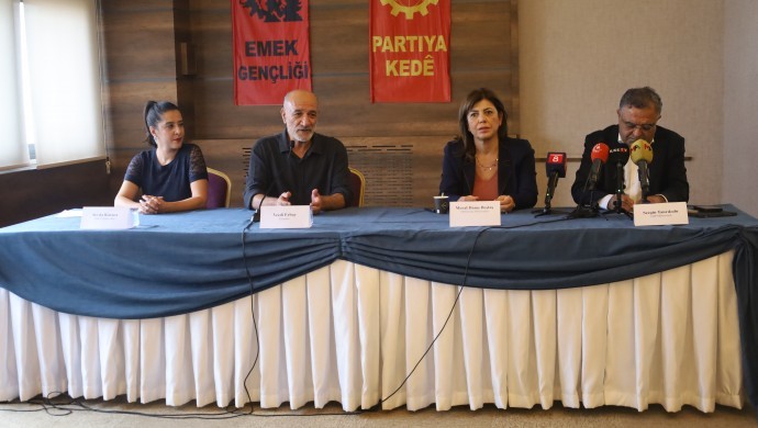 Diyarbakır’da barış ve çözüm paneli: ‘Öcalan’ı dinlemeyeceğiz de kimi dinleyeceğiz?’