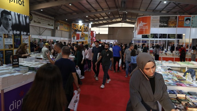 Diyarbakır’da düzenlenen kitap fuarı ikinci gününde