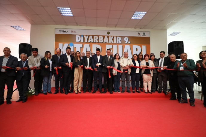 Diyarbakır 9’uncu kitap fuarı başladı: 31’i Kürtçe 200 yayınevi katıldı
