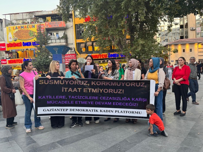 Gaziantep’te kadınlar, boşanmak istediği erkek tarafından öldürülen İpek Kurt için toplandı