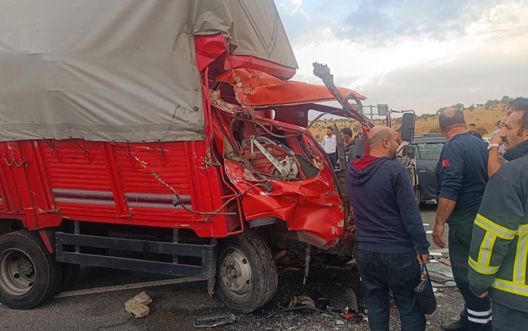 Mardin’de tarım işçilerini taşıyan kamyonet kazaya karıştı: 3’ü çocuk 14 yaralı
