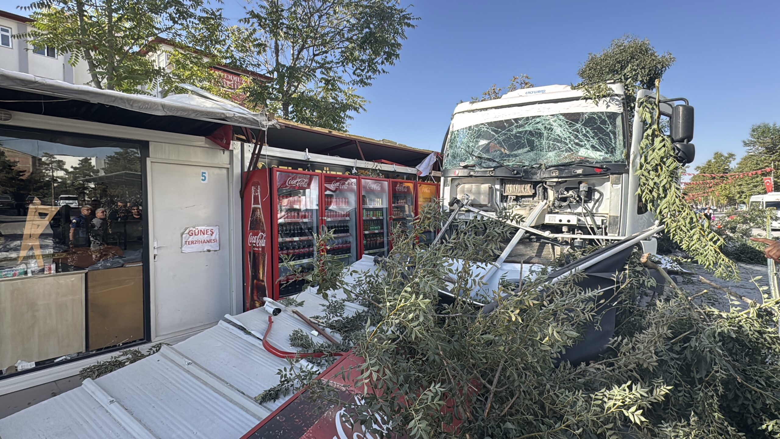 Malatya’da freni arızalanan kamyon 7 konteyner iş yerine çarptı
