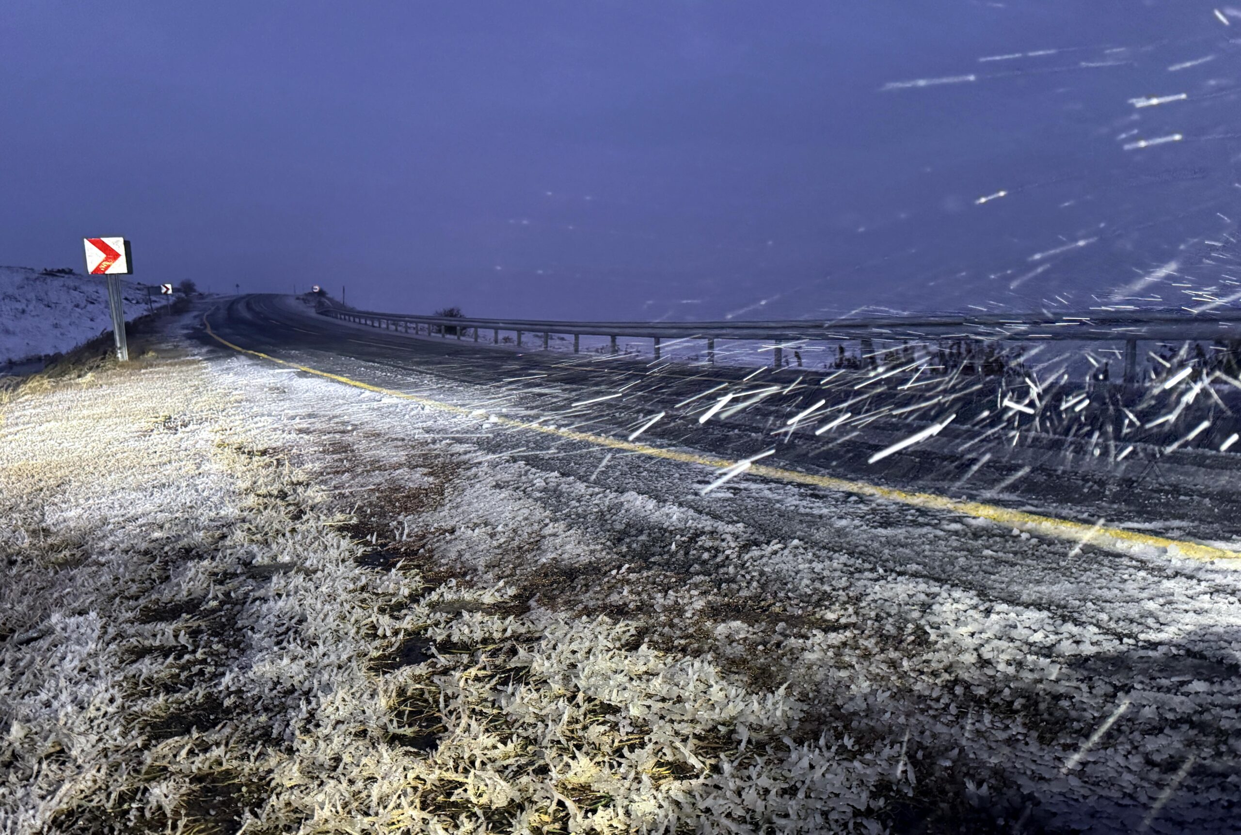 Kars ve Ardahan’da kar ve tipi buzlanmaya neden oluyor