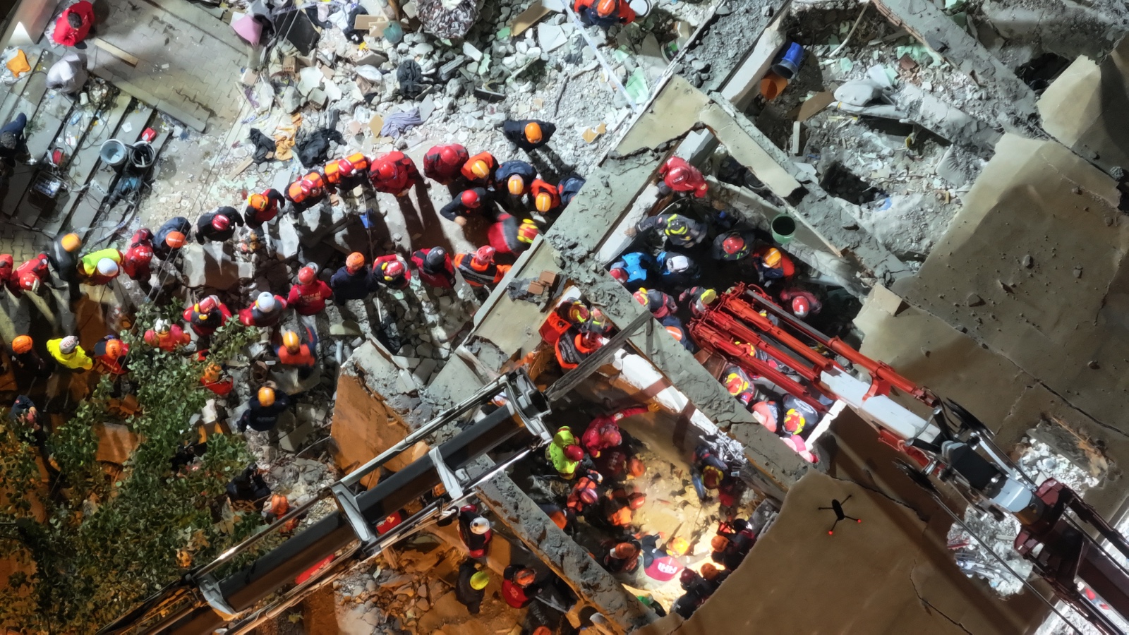 Gebze’de çöken binadan anne ve babanın da cansız bedeni çıkarıldı