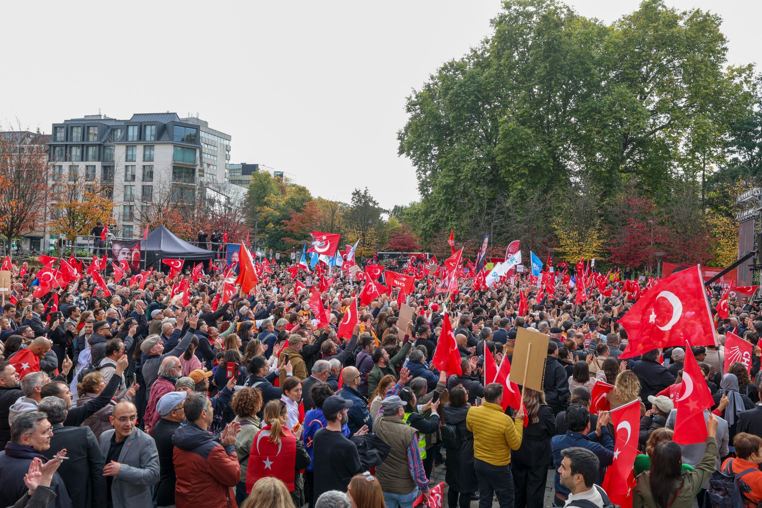 CHP’nin Brüksel mitingi: Demokrasiyi savunanları savunun