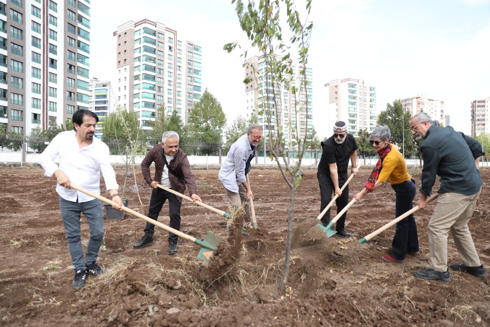 Koma Amed üyeleri Diyarbakır’da ağaç dikti