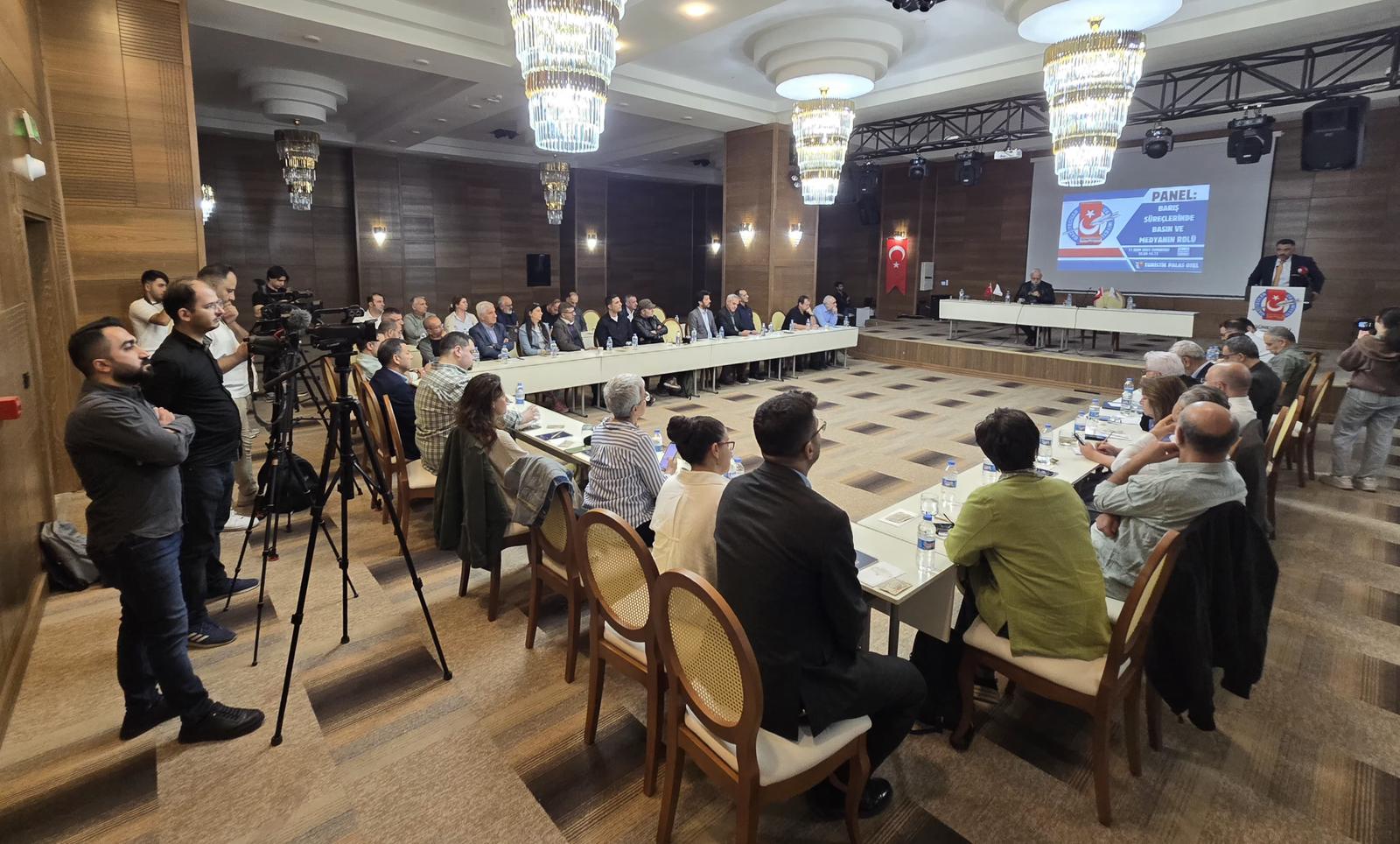 Diyarbakır’da ‘Barış Süreçlerinde Basın ve Medyanın Rolü’ paneli düzenlendi