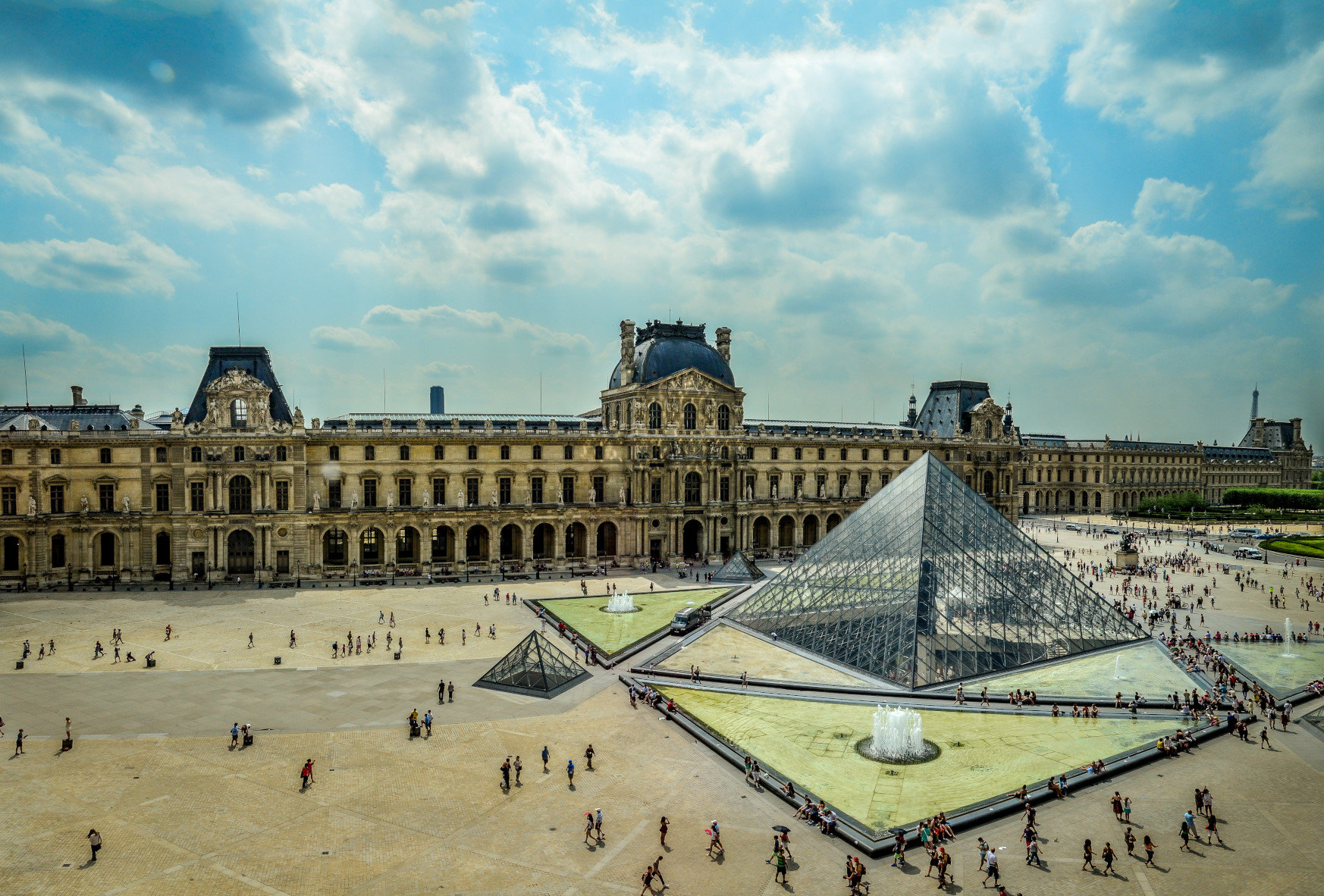 Louvre Müzesi’nde soygun: Tarihi mücevherler çalındı