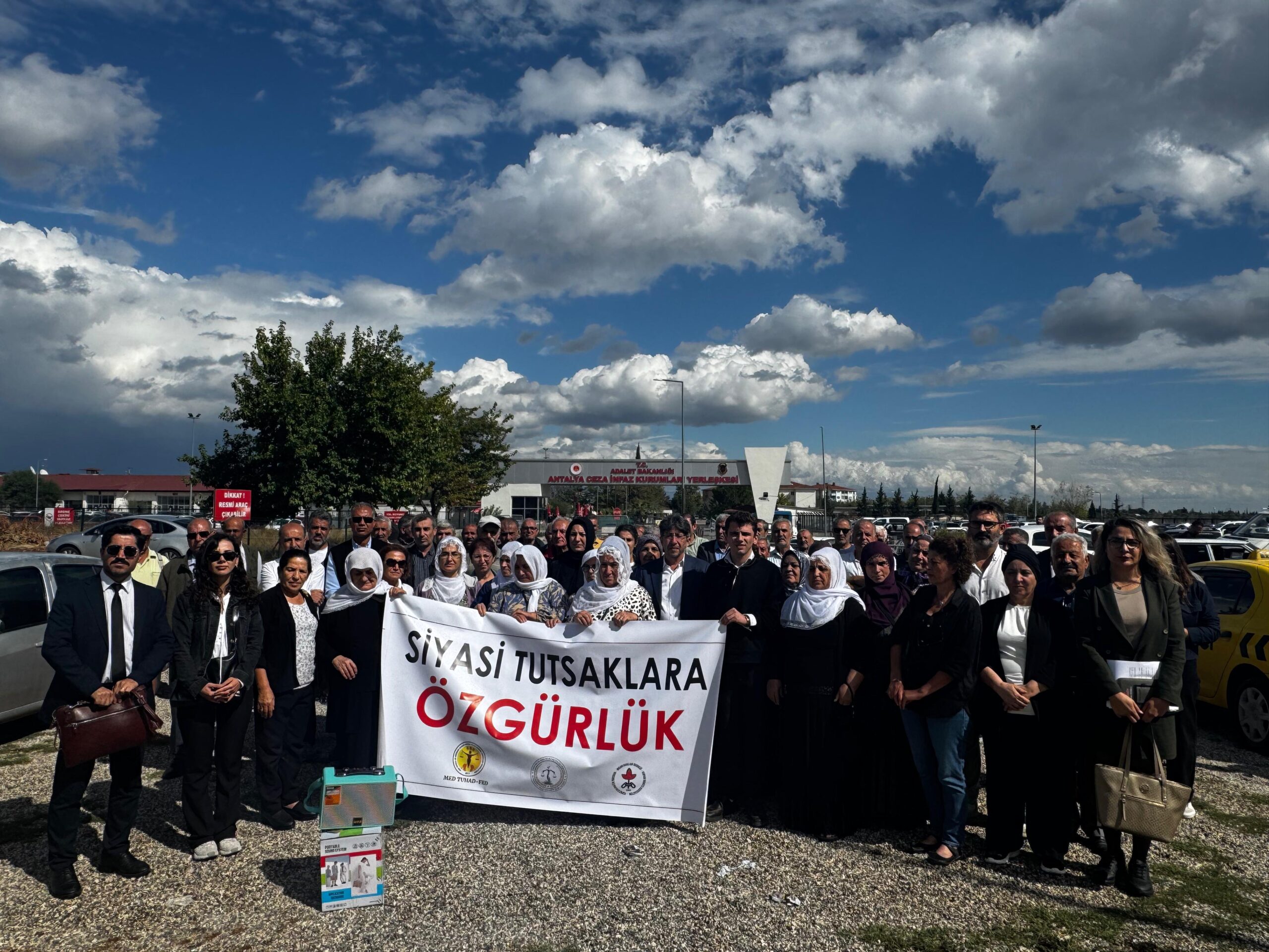 Cezaevlerindeki keyfi uygulamalar açıklandı: Hasta mahpuslar revirde ayakta bekletiliyor