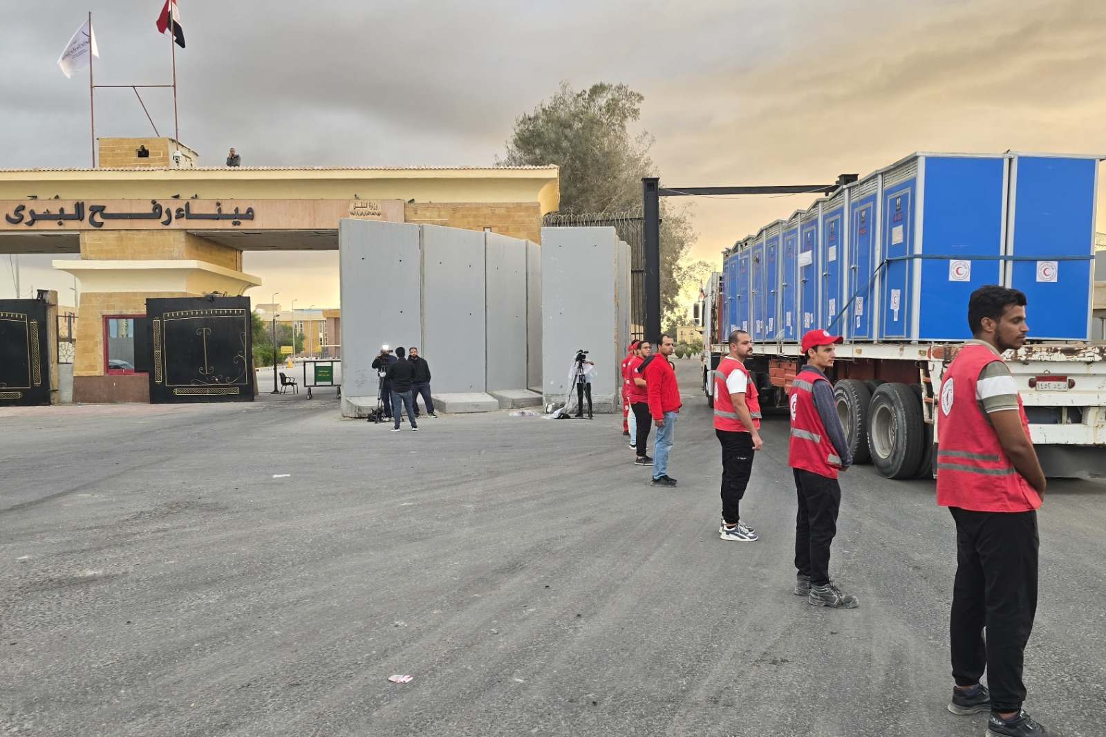 Gazze’de ateşkes: Filistinlilerin dönüşü sürüyor, yardım TIR’ları bölgeye girdi