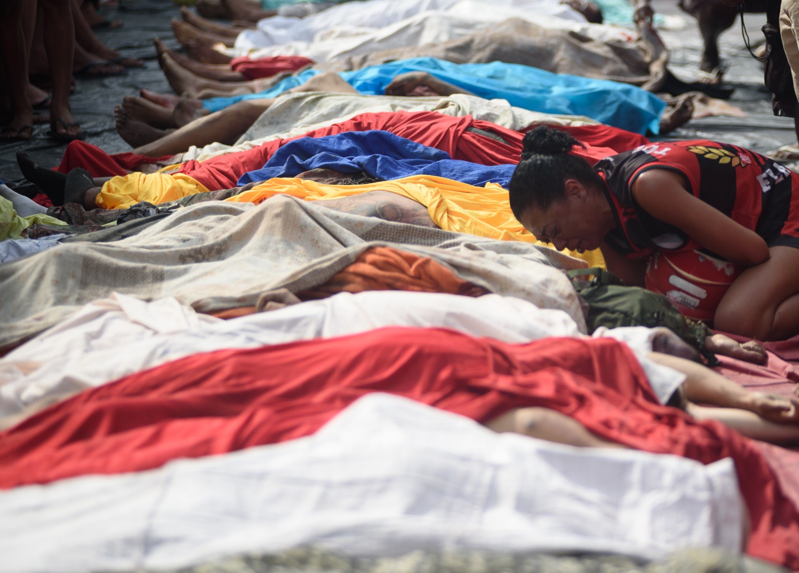 Rio’da ölenlerin sayısı 120’ye çıktı: Cenazeleri mahalleliler topladı