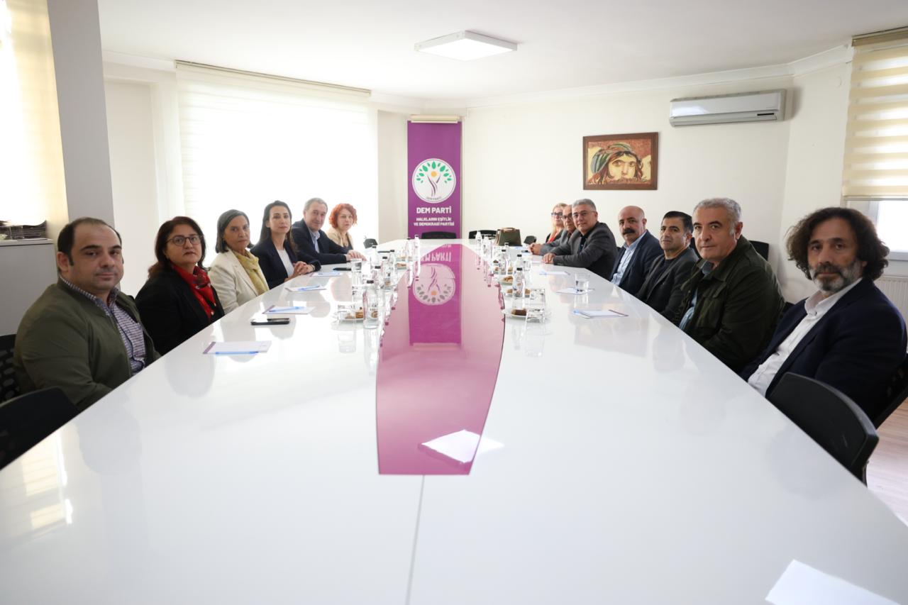 DEM Parti heyeti Alevi kurumlarıyla bir araya geldi