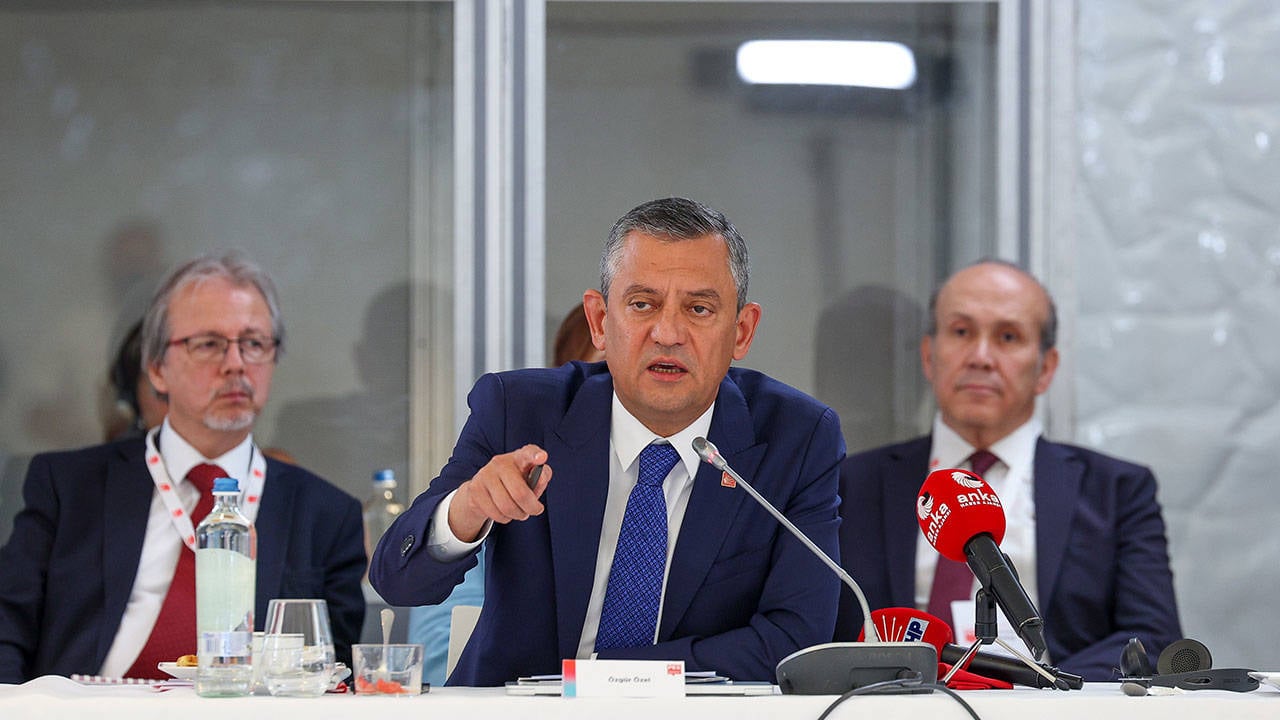 Özgür Özel Amsterdam’a gidiyor: PES kongresinde konuşma yapacak