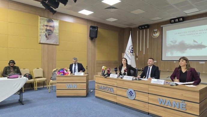 Tülay Hatimoğulları ve Meral Danış Beştaş STK buluşmasında konuşuyor