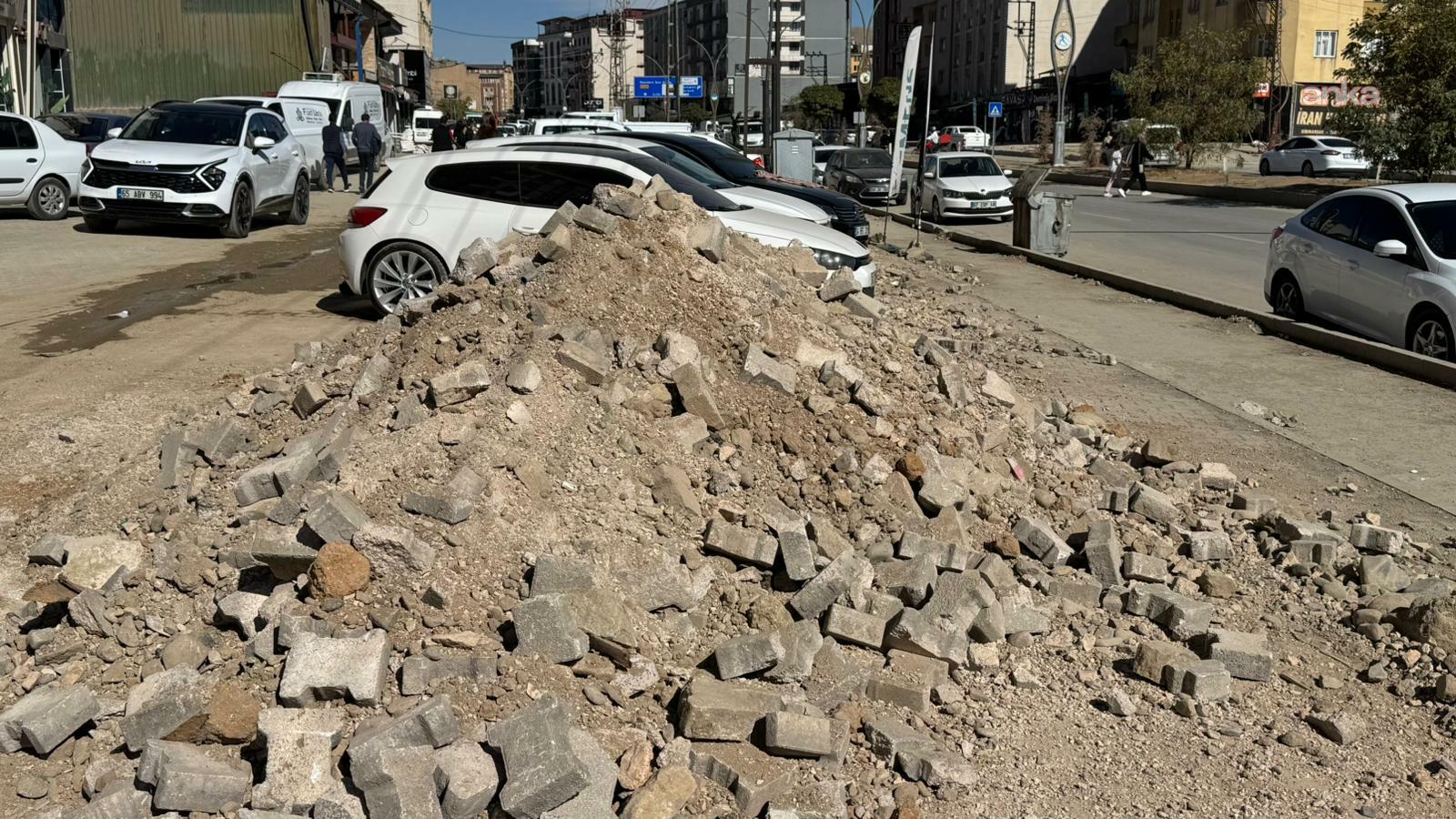 Yüksekova esnafından ‘üç aydır düzelmeyen kaldırım sorunu’ tepkisi