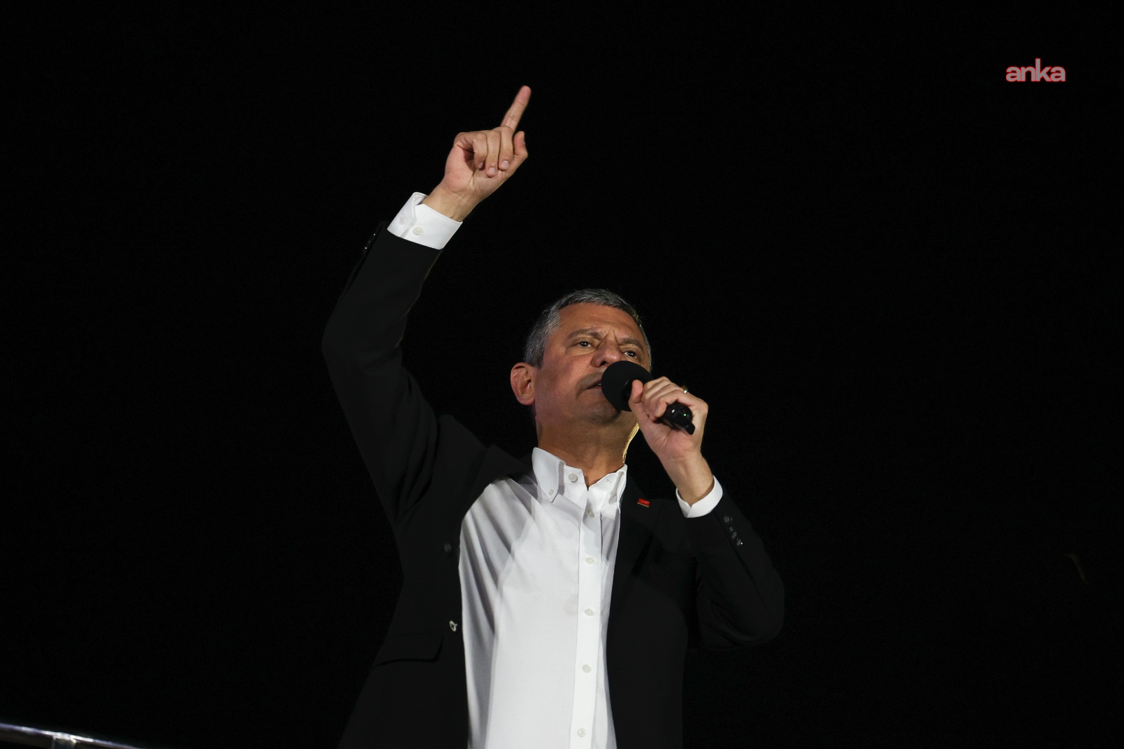 Özgür Özel: Netanyahu’ya karşıysan, Trump’a da karşı durmayı bileceksin