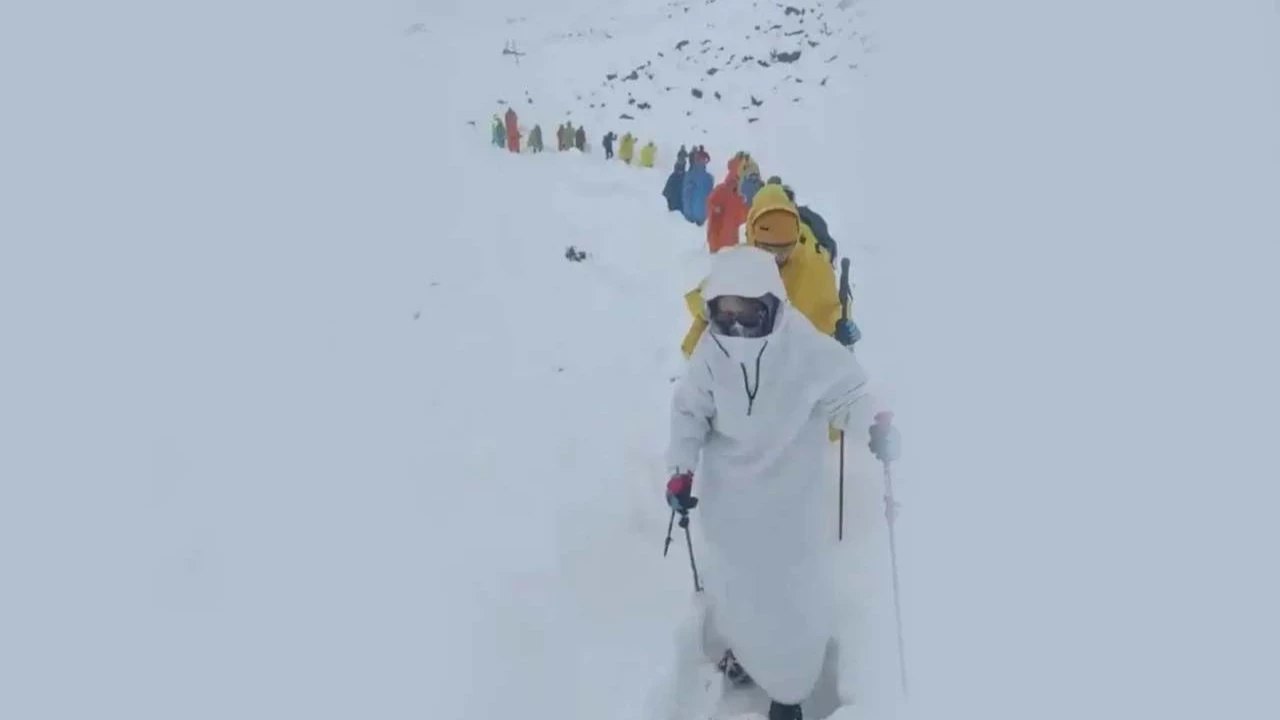 Everest’te kar fırtınası: Bin kişi mahsur kaldı, 350 kişi kurtarıldı
