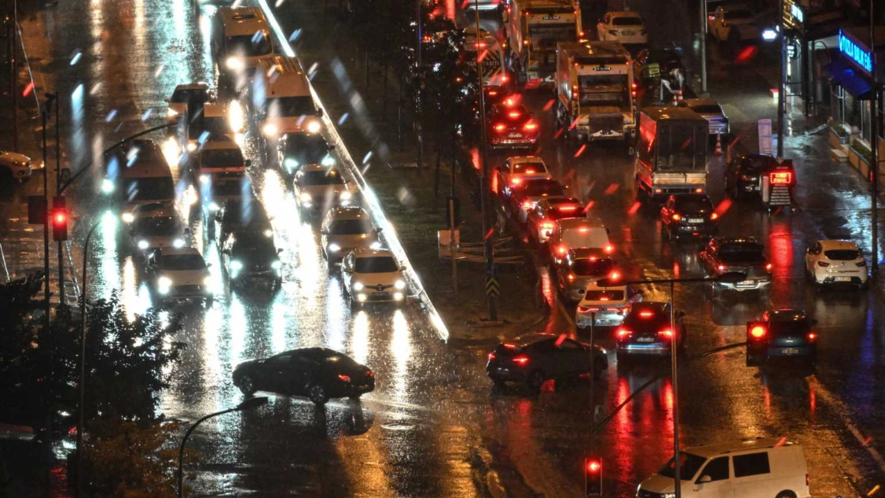 İstanbul’da sağanak hayatı olumsuz etkiledi