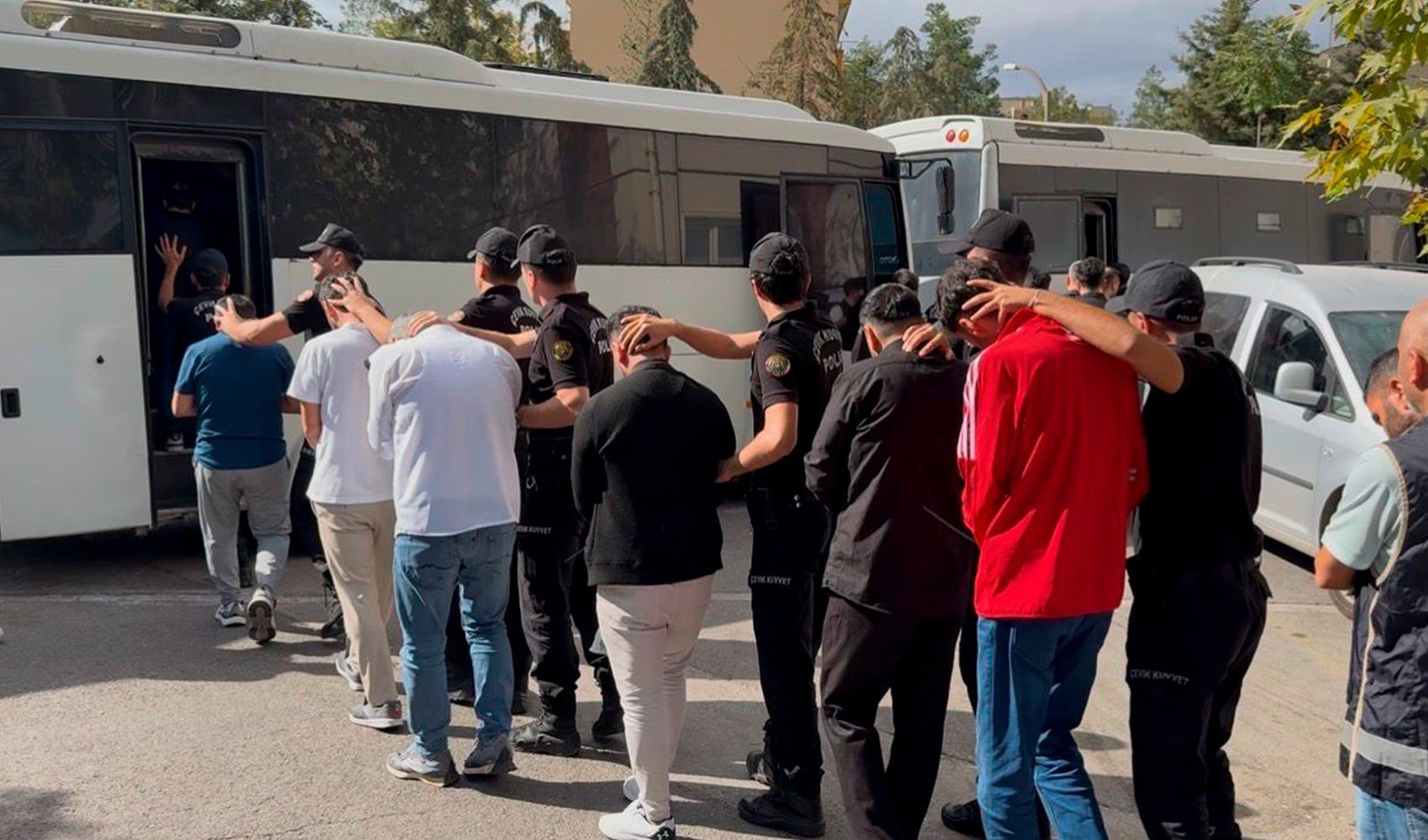 Diyarbakır merkezli 12 ilde silah kaçakçılığı operasyonu: 78 gözaltı
