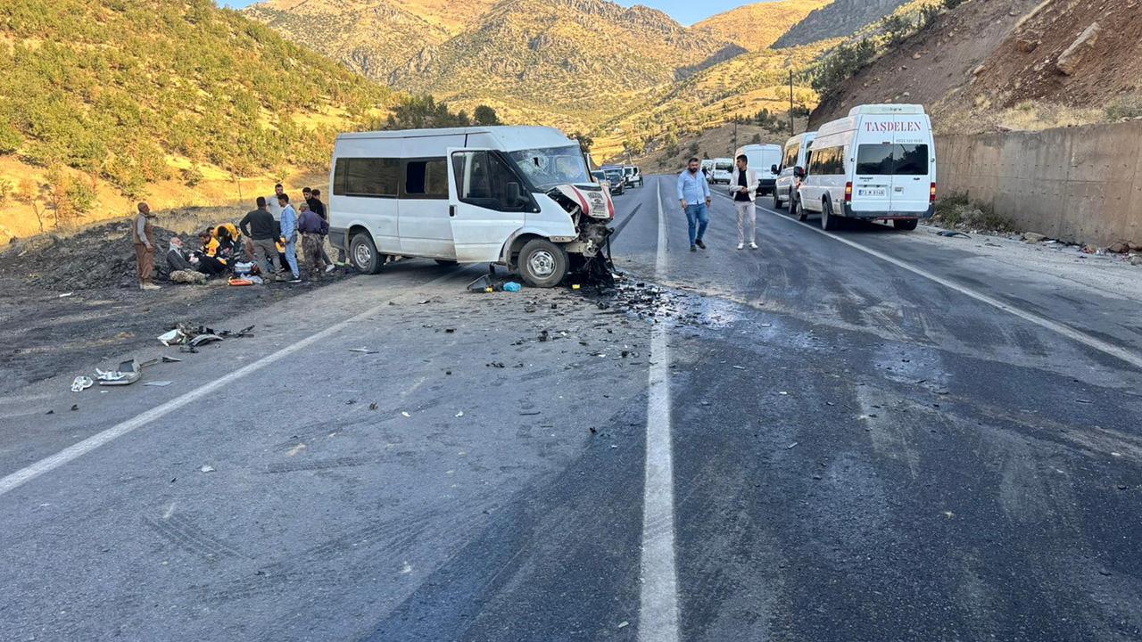 Şırnak’ta minibüs ile hafif ticari araç çarpıştı: 2’si ağır 11 yaralı